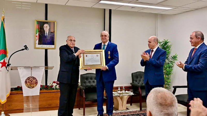 Attaf décore Amar Bendjama de la médaille de l’Ordre du mérite national au rang « Achir »